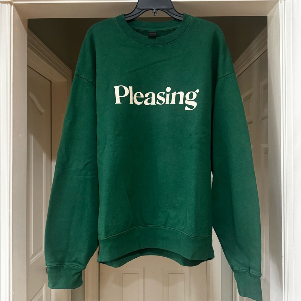 Pleasing a crewneck in green